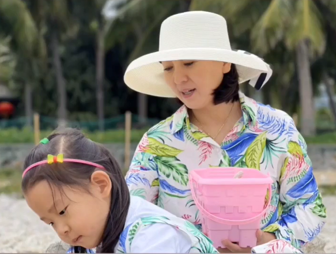 Yan学晶一家乘豪华帆船出海！儿子肚子大，摇着手，媳妇儿迈着细长的腿玩儿。