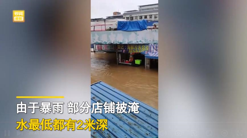 湖南永州：下暴雨 市民街头捉鱼 最大的5斤多