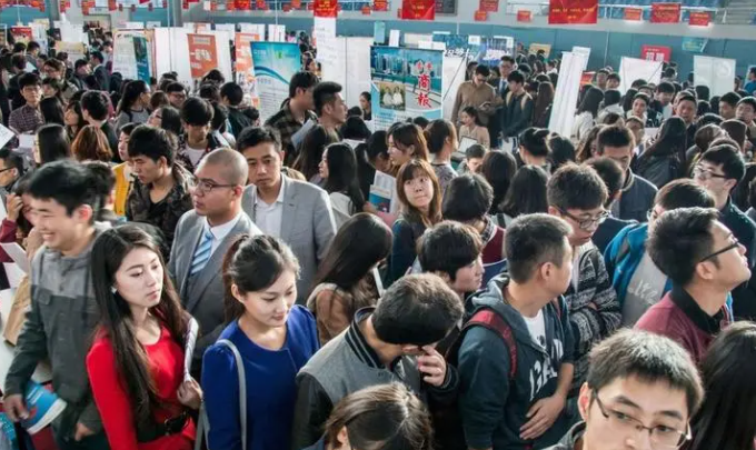 大学生入党决定权在2人手里，跟成绩无关，学生得罪错人还不自知