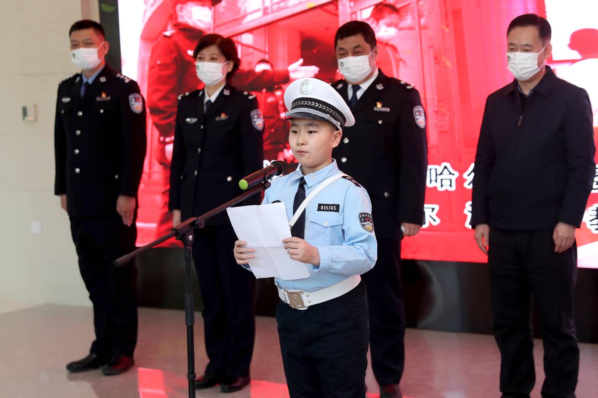 30余名学生走进警营 零距离学习交通安全知识 冰城公安全面启动青少年法治宣传教育