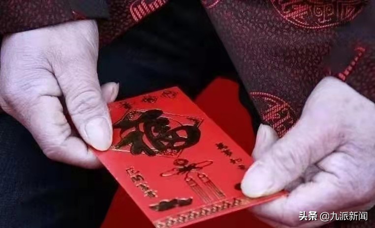 过年要不要给长辈红包？有人称红包只是形式，包600块图吉利，有人称关系到父母脸面，不能比别人少