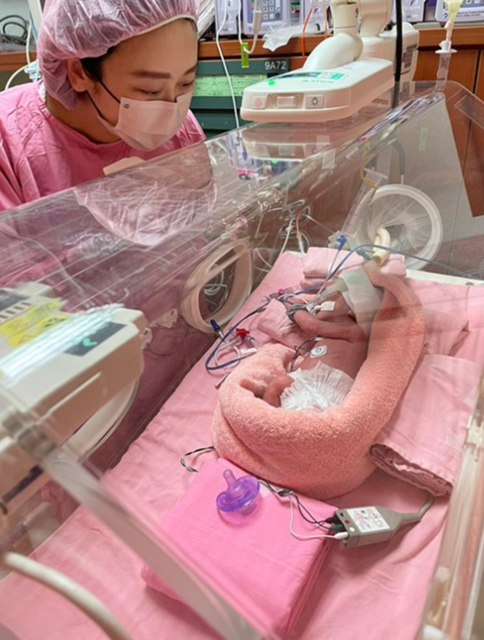 39岁女星宣布诞下龙凤胎！早产出血崩溃大哭，宝宝仅3.2斤需插管