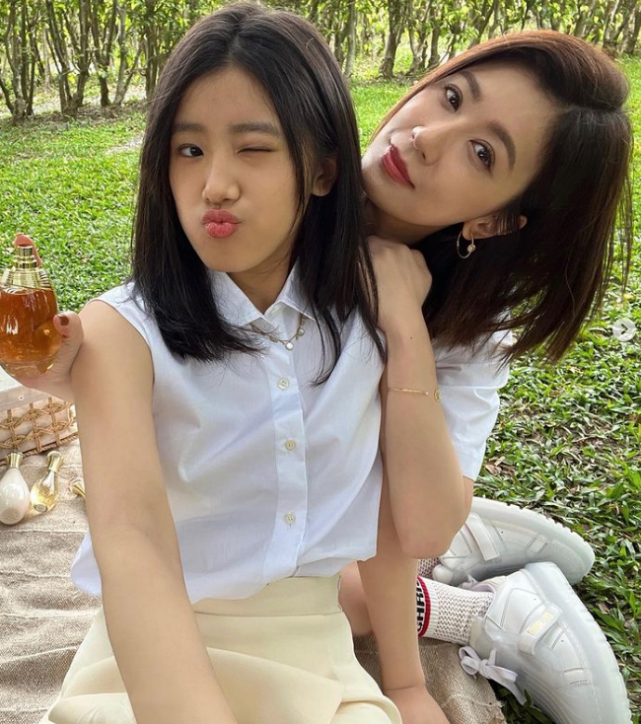贾静雯晒与大女儿合照，16岁梧桐妹长成美少女，母女同框似姐妹花