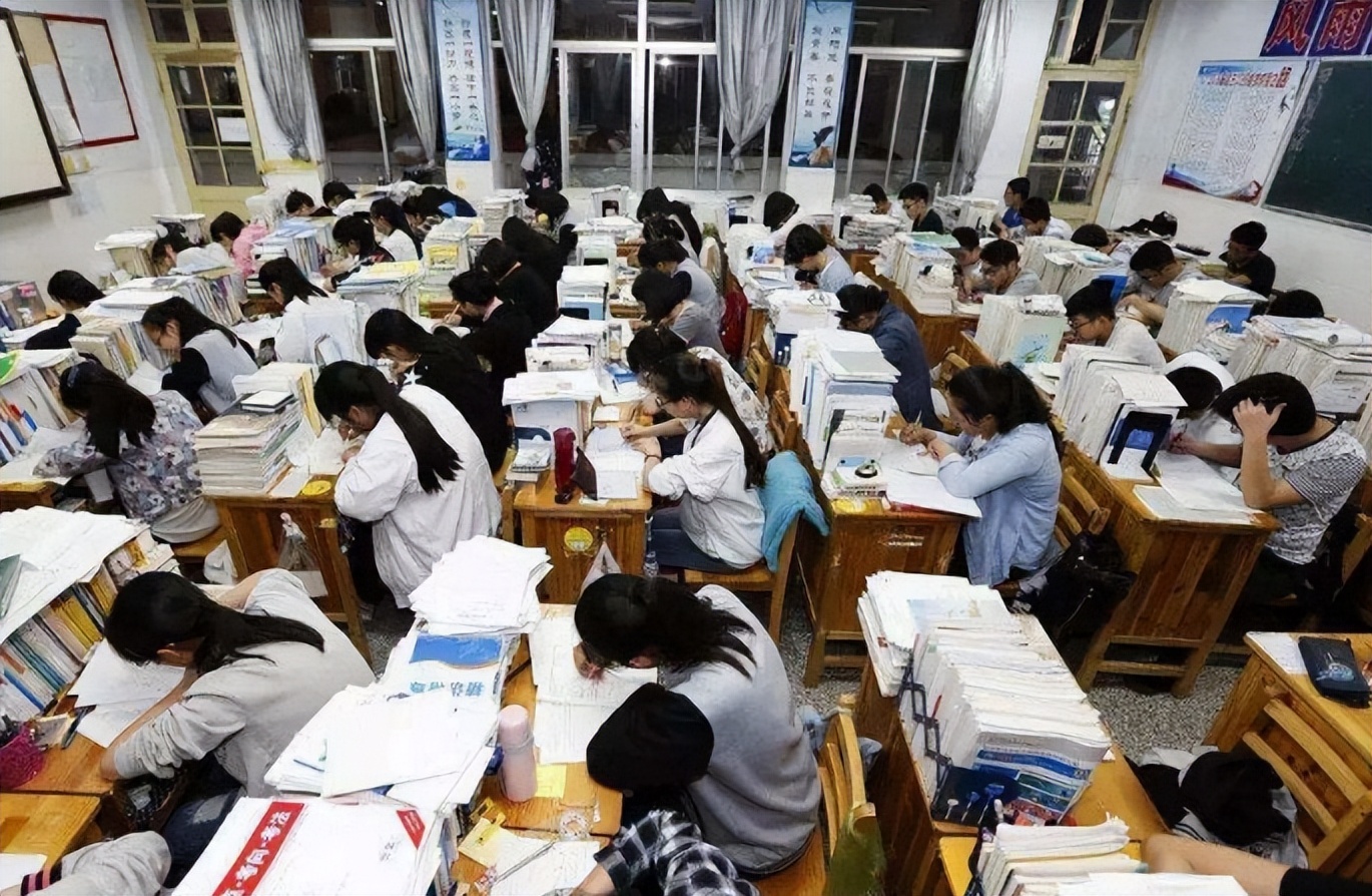 2022年将会是“高考小年”，录取分数线有望下降？理科生优势更大