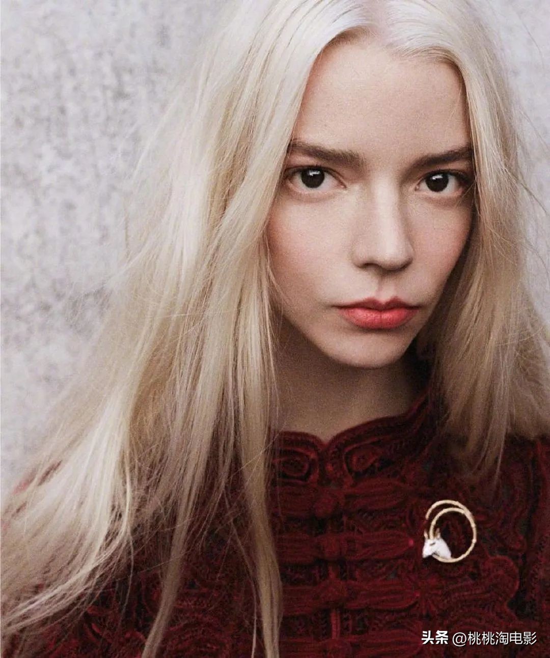 安雅·泰勒-乔伊澳版《VOGUE》封面大片，气质特别的精灵公主