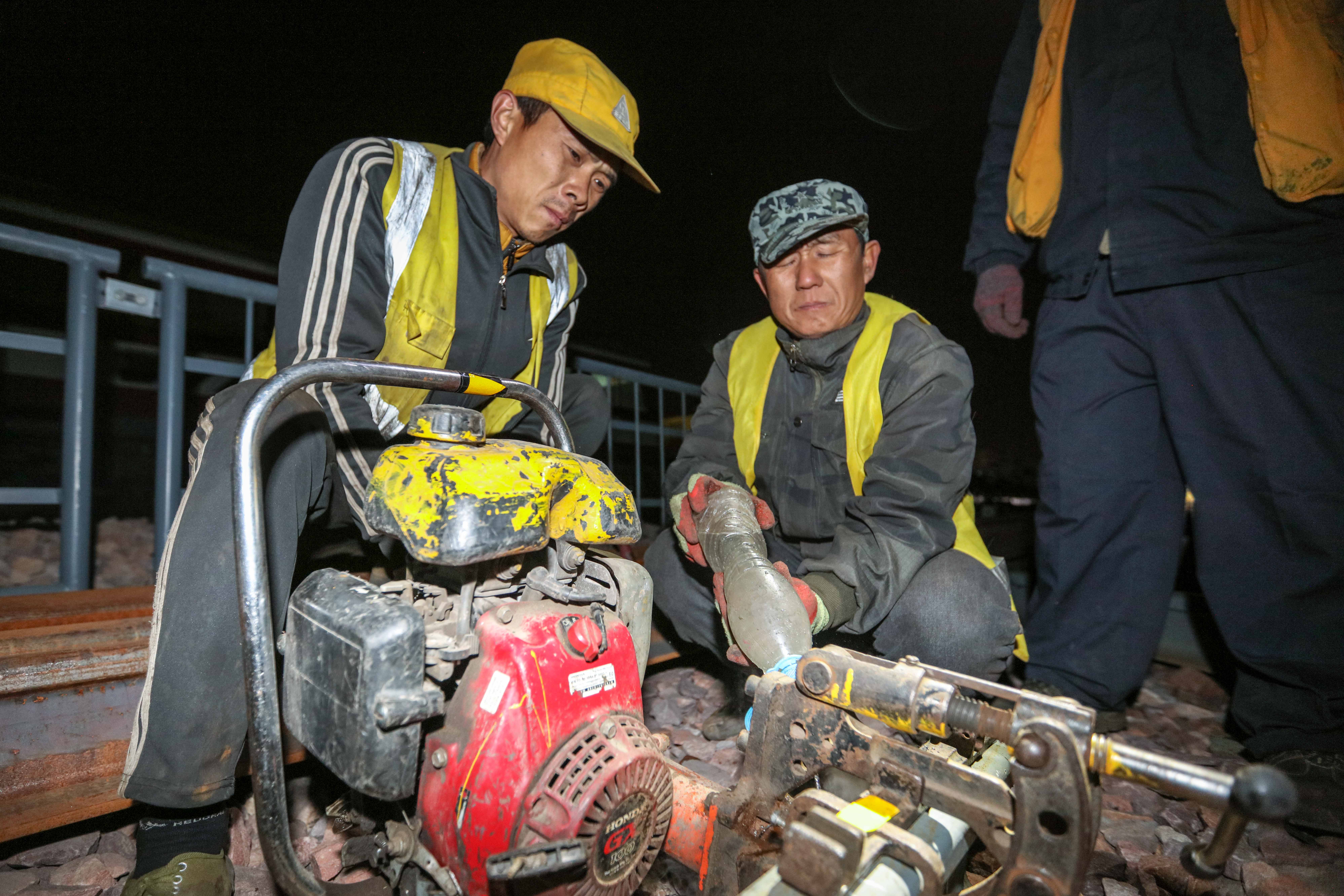 中铁郑州桥工段500铁军抢“天窗”斗严寒换道岔