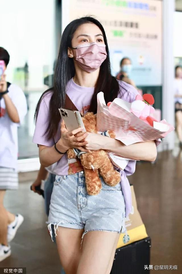 “浪姐”唐诗逸亮相机场 粉紫系装扮抱小熊少女心满满