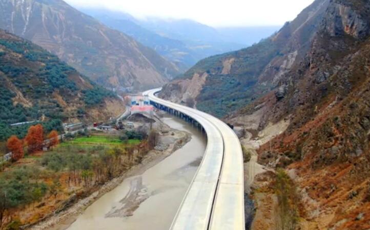 它是甘肃一条出省大通道，还是甘肃桥隧比最高的高速，桥隧比83%