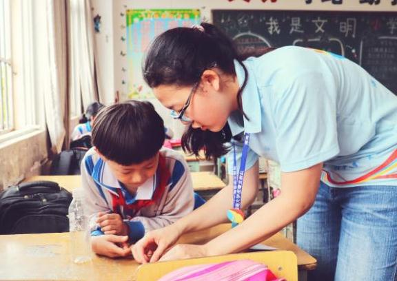 小学老师在校办婚礼，家长统一随礼600元，老师的态度让家长愣住