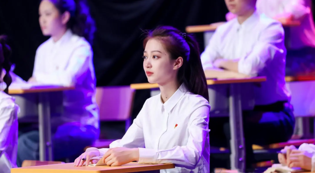 冯琳毕业合照流出，笑容甜美清新可爱，但比起室友还是略有逊色