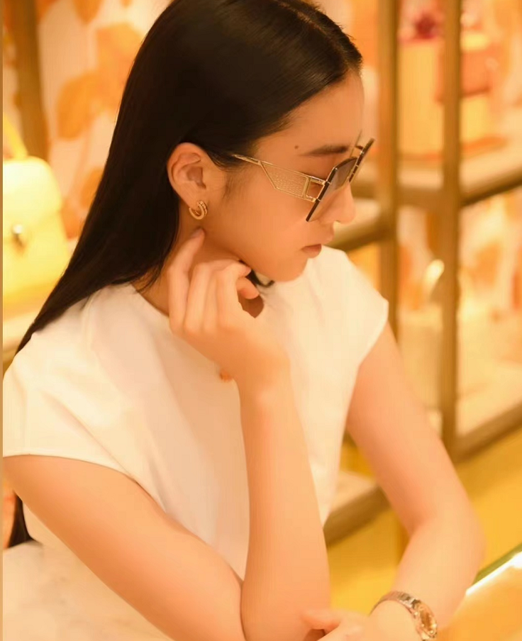 太像爸爸也不好！木村光希新照穿黄色短袖成女版拓哉，五官好硬朗