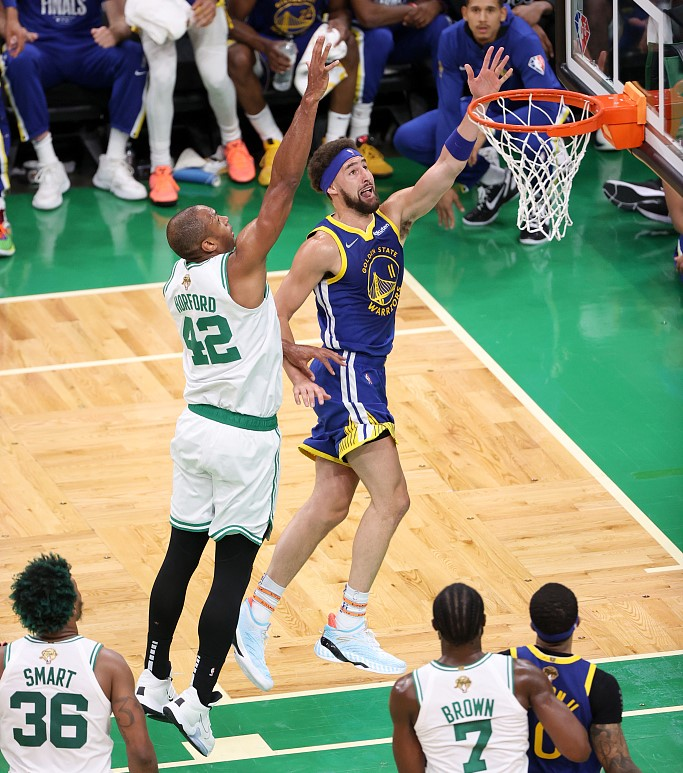 NBA季后赛决赛(狂轰34 7 7！库里不愧FMVP，G6汤隐身，格林大号准三双，勇士夺冠)