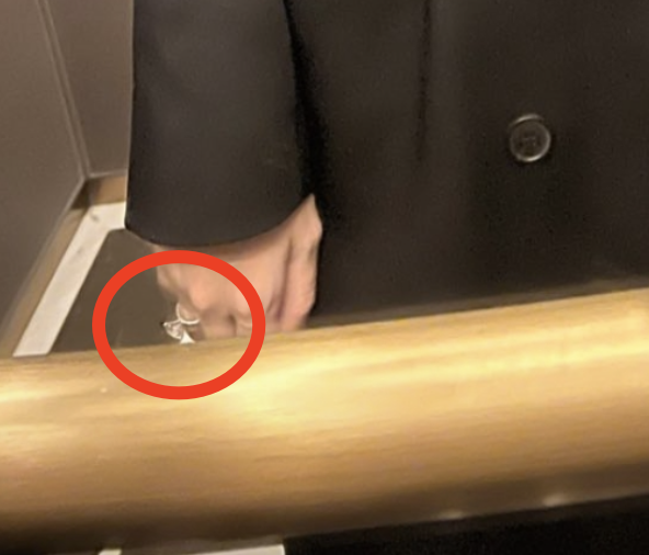 昆凌晒六个月孕肚照，穿风衣巧遮腹部，素颜清纯婚戒抢镜