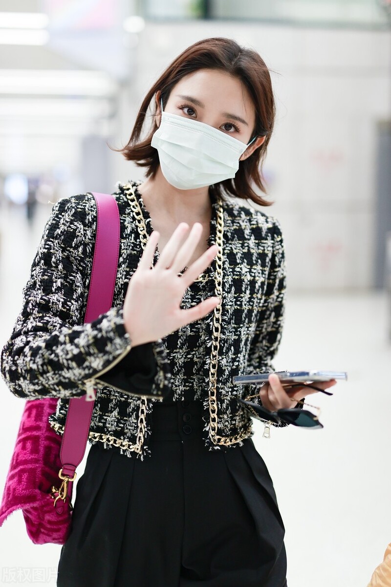 唐艺昕穿乔鸟格粗花呢外套搭配萝卜裤，背粉色法棍包贵气十足