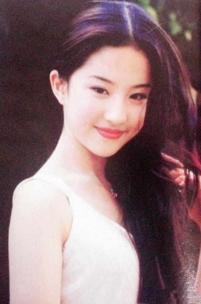 女明星十几岁的“少女之美”，干净清淡、浑然天成，我出不去了
