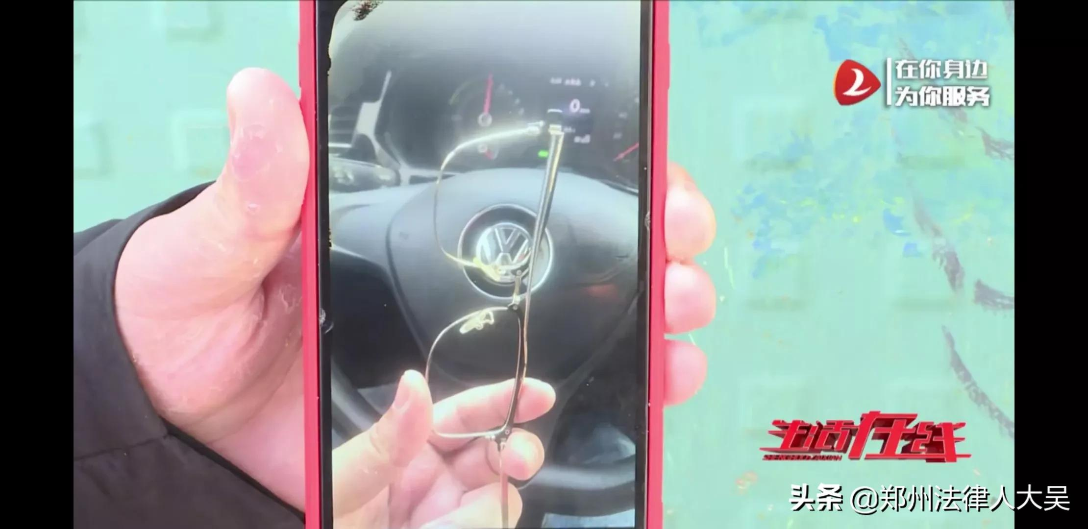 青岛网约车司机提醒系安全带被群殴报警,女乘客道歉不成当街脱衣