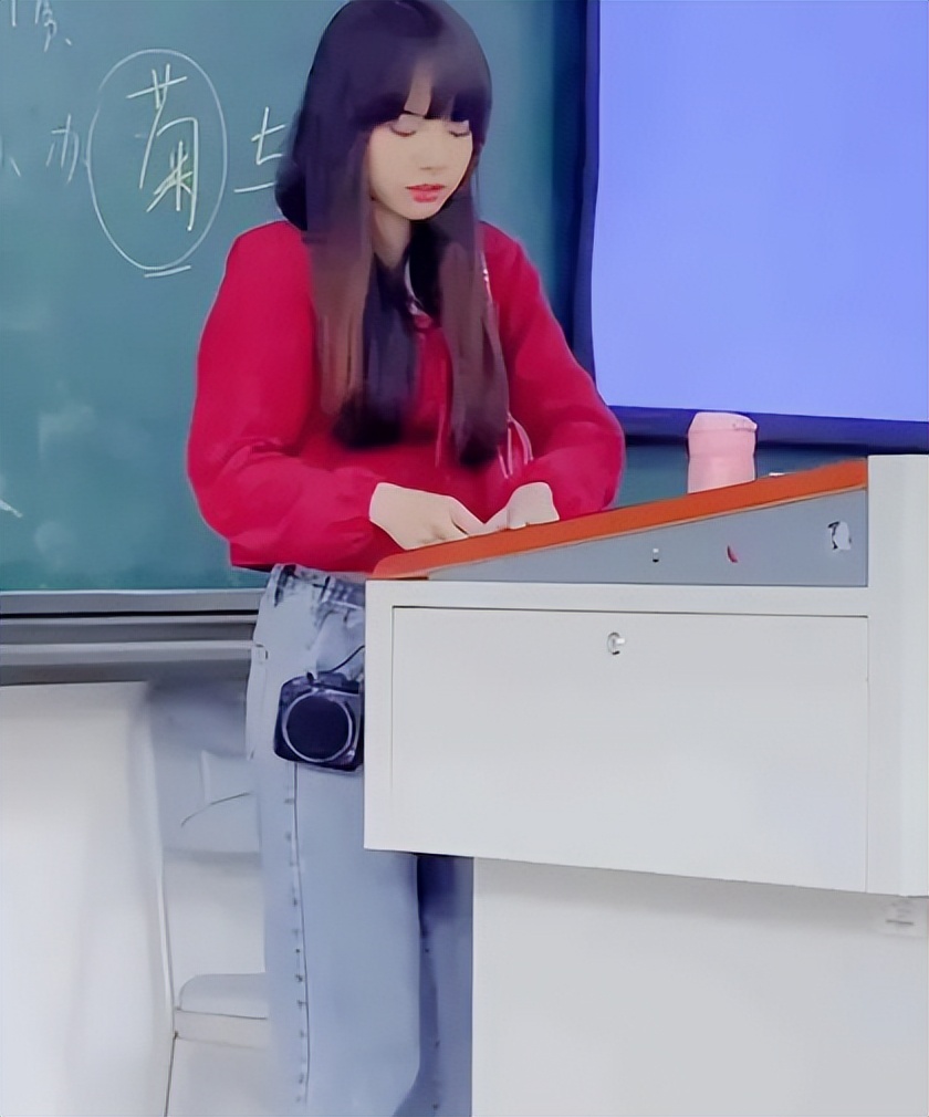 重庆某高校现“美女老师”，颜值超高撞脸lisa，学生慕名来蹭课