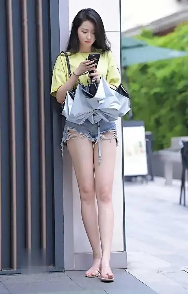 身材完美的小姐姐穿搭牛仔热裤 性感迷人 街拍美图合集