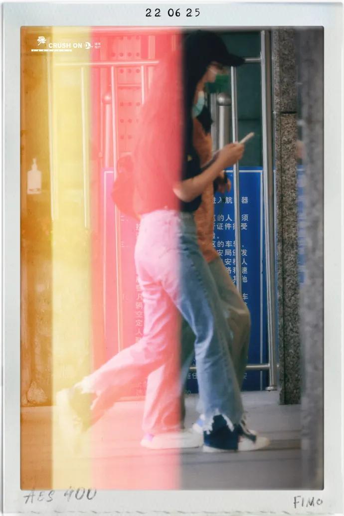 迪丽热巴近日机场私服，简单舒服就很好看。 ​​​