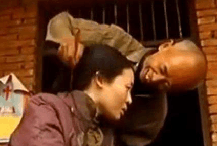 1995年，四川女大学生被120元卖给55岁老汉，17年后获救时已变疯