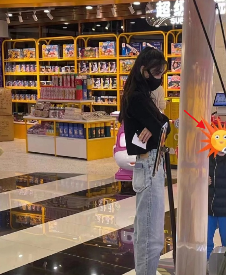 黄晓明卡点为儿子庆生后，baby助理晒照为小海绵庆生，好温馨