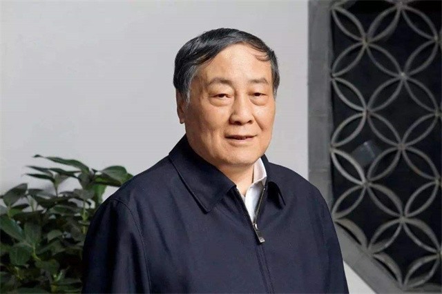 每年赚上亿利息，却穿廉价衣服舍不得坐飞机，首富请他吃饭都不去