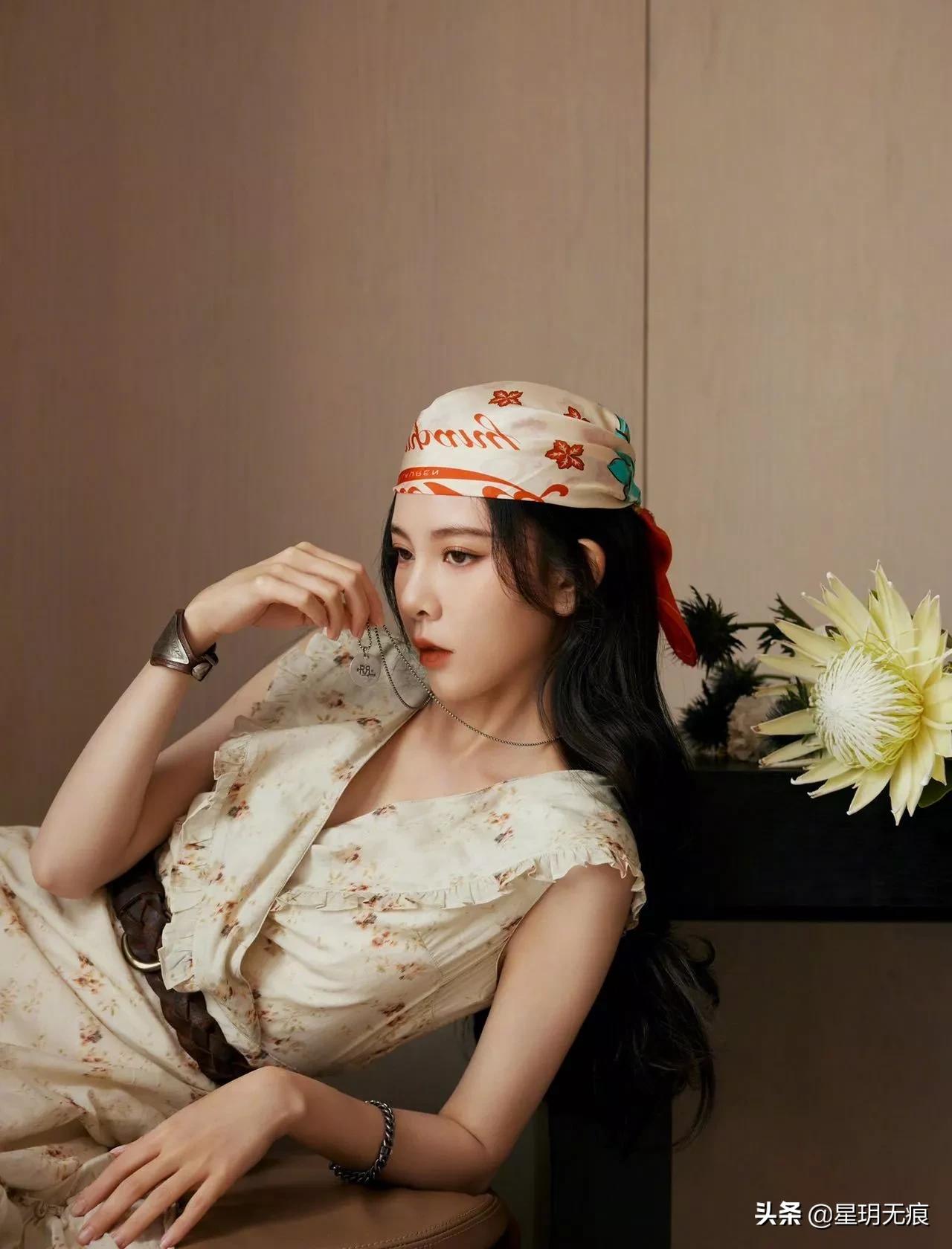 张一山前女友一身碎花长裙尽显复古风味，爵士的酷范儿表现力满分