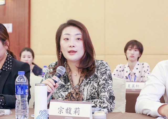 每年赚上亿利息，却穿廉价衣服舍不得坐飞机，首富请他吃饭都不去