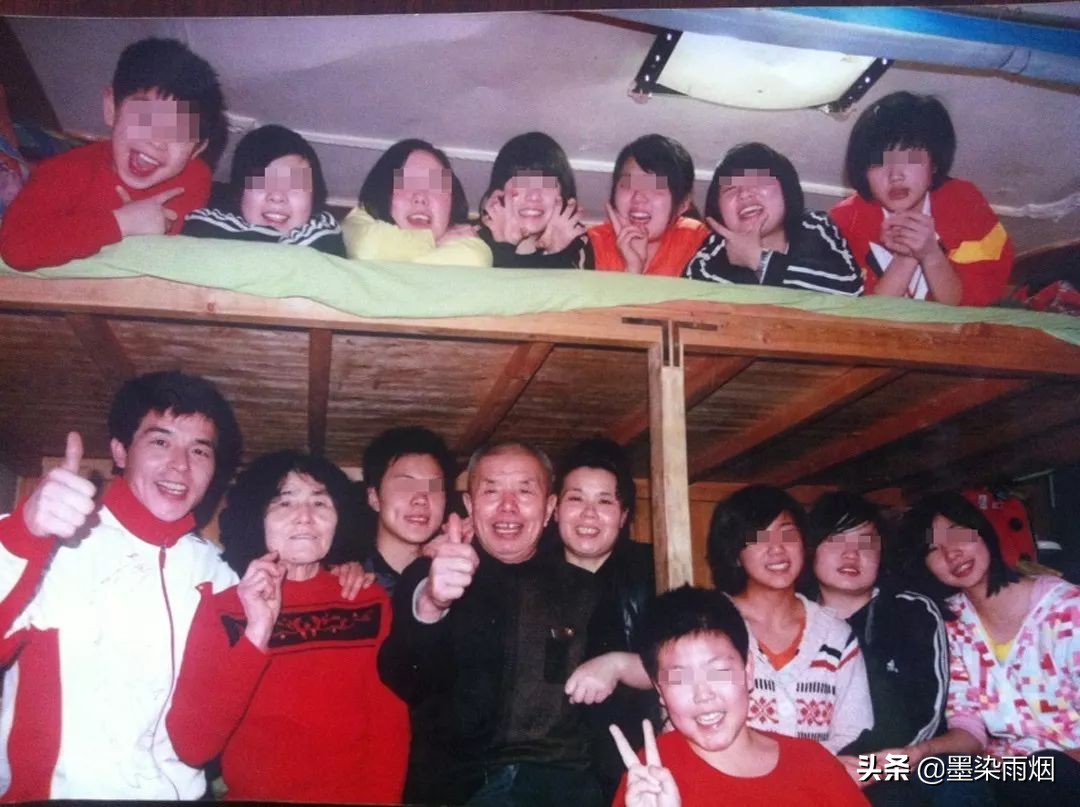 东北体育老师半生未婚，却被120个孩子叫爸爸，媒体跟踪报道12年