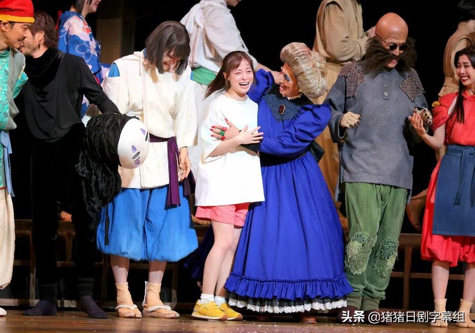 桥本环奈在《千与千寻》最后一场公演顺利谢幕时热泪盈眶