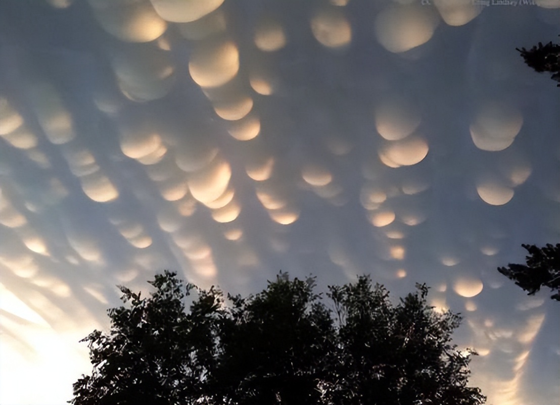 地震云什么样(地震前兆?美国上空出现"乳状云",看起来非常梦幻)