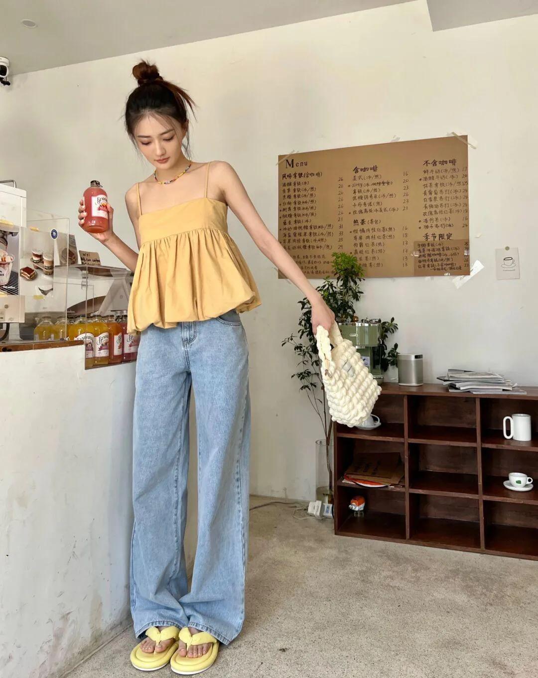 徐璐晒私服照，穿吊带衫配阔腿裤，轻快减龄有活力，少女感十足