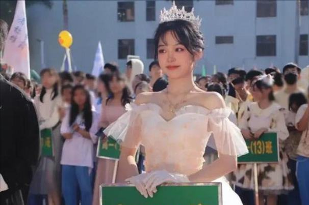 高三“举牌女孩”火了，清纯甜美撞脸鞠婧祎，评论区却化身柠檬精