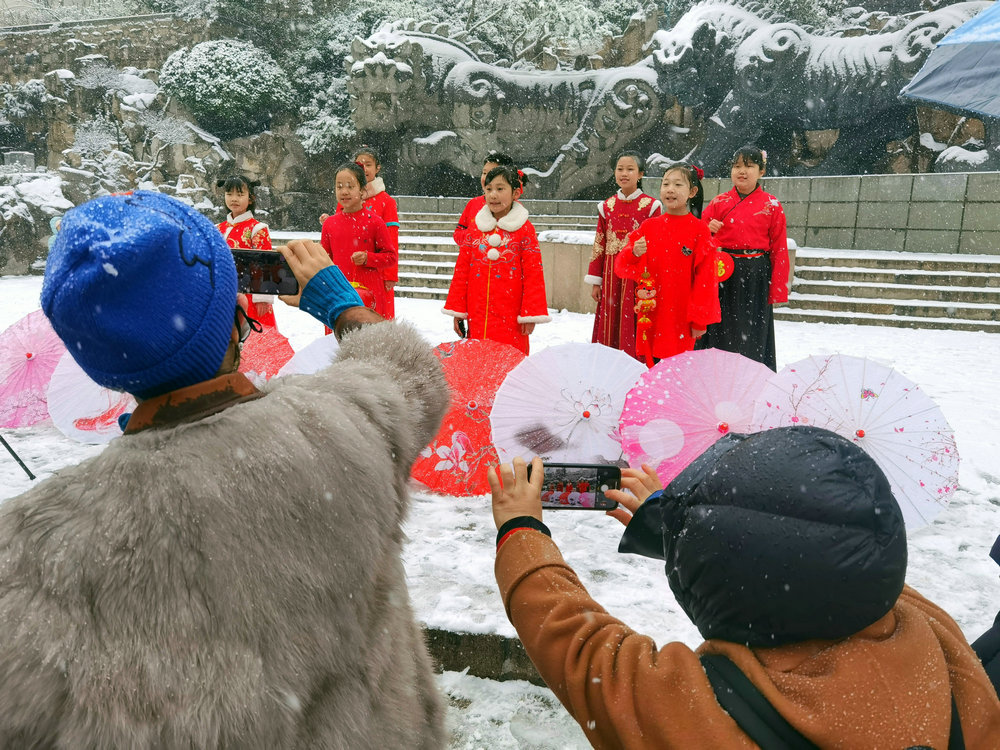 雪送祥瑞兆丰年：济南市民冒雪赏景