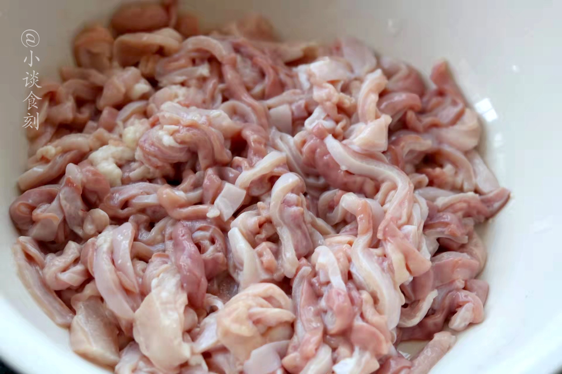 过年吃猪肚别卤了，牢记“1腌2炒3翻”，猪肚嫩滑爽脆，下饭香