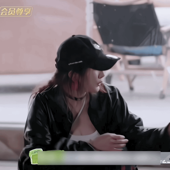 杨幂参加综艺好真实呀 素颜出镜开沙滩车