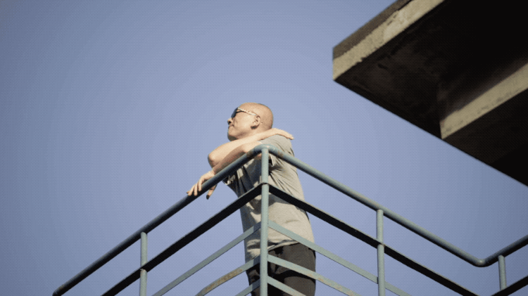 自称“野路子”出身，他却拍出口碑异常火爆的神片