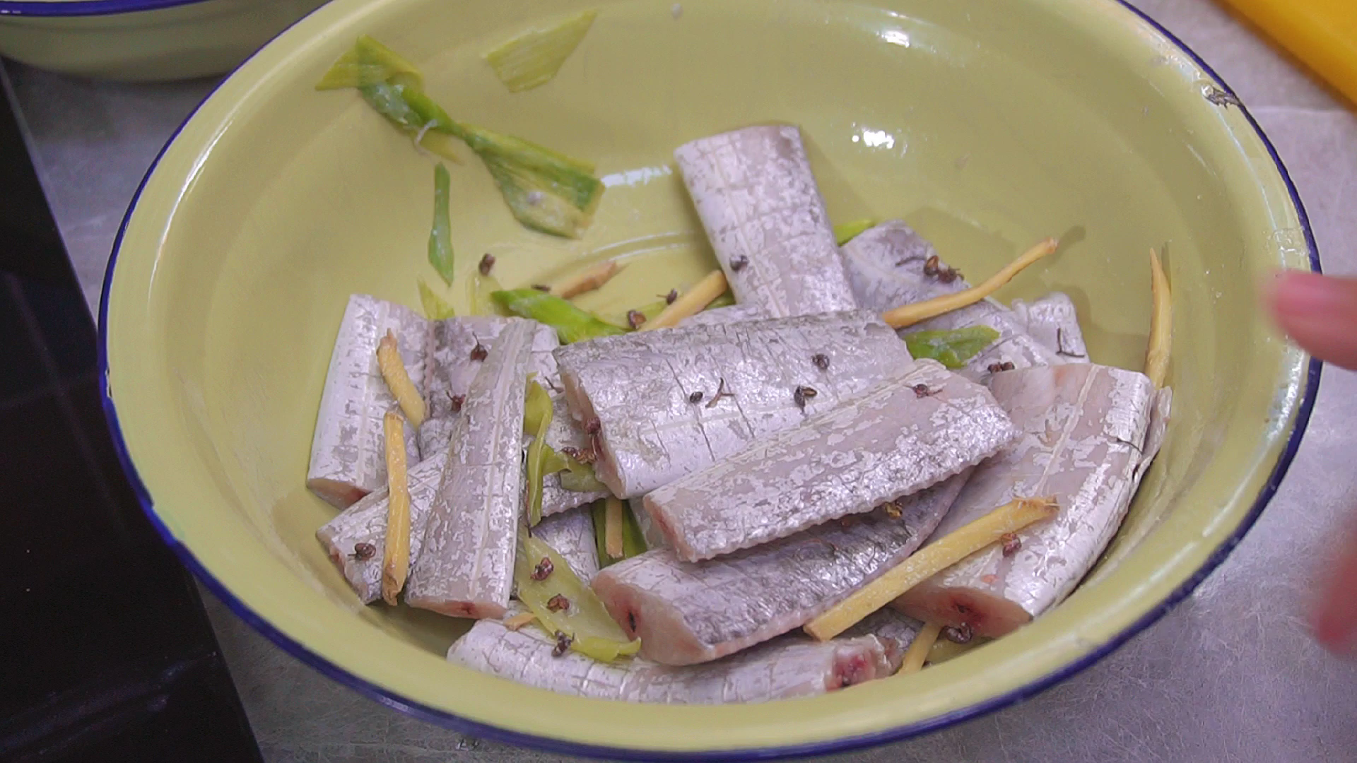 过年炸带鱼，记住“3不放”的窍门，带鱼金黄酥脆，好吃没腥味