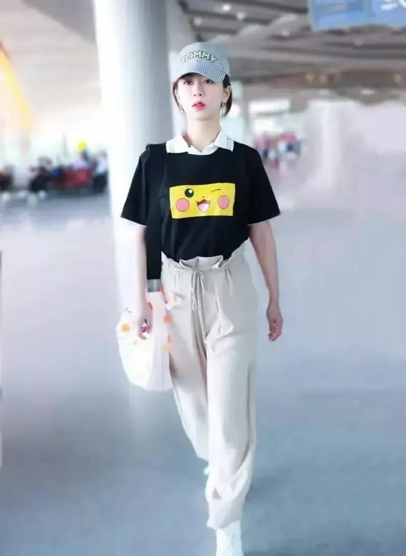 杨紫的黑T太可爱了吧，搭配卡其色裤子、棒球帽，高级又时尚