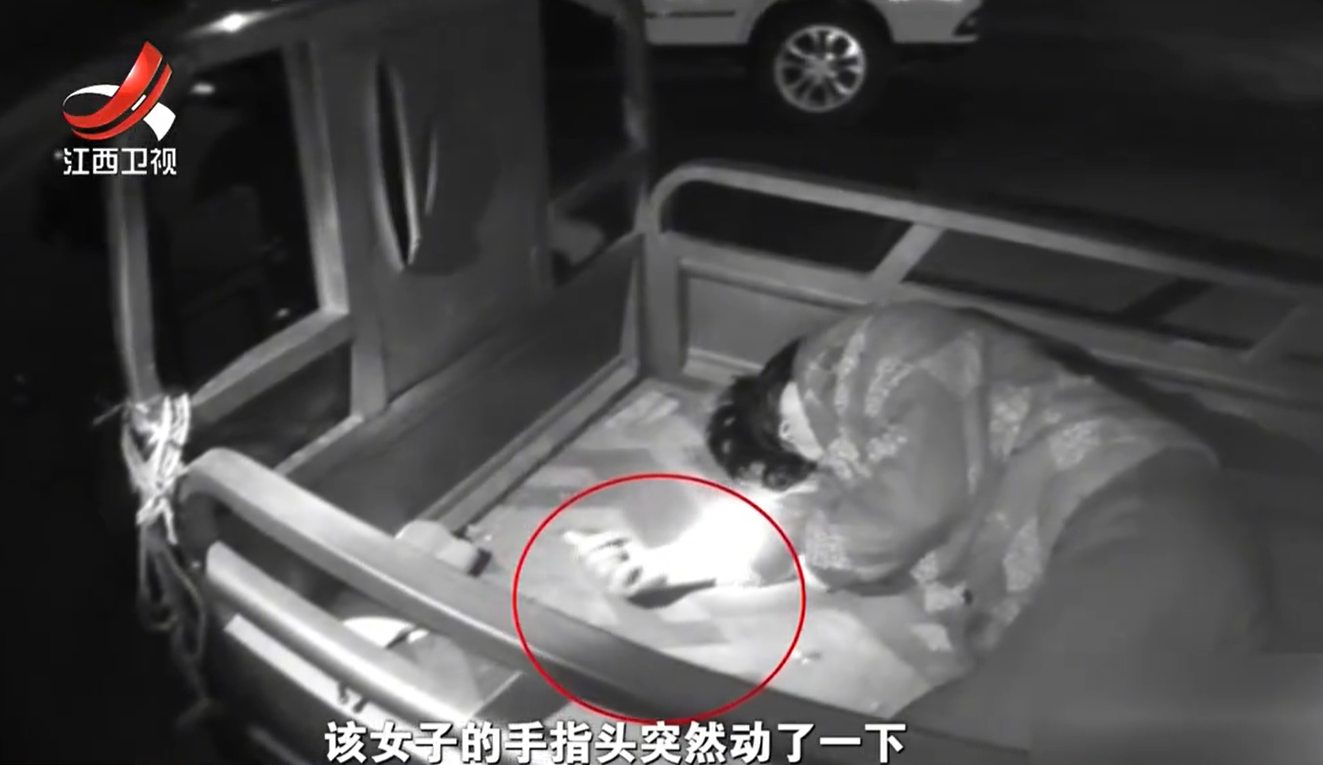 2020年，男子勒死老婆后自首，老婆在派出所醒来，老婆：他没杀我