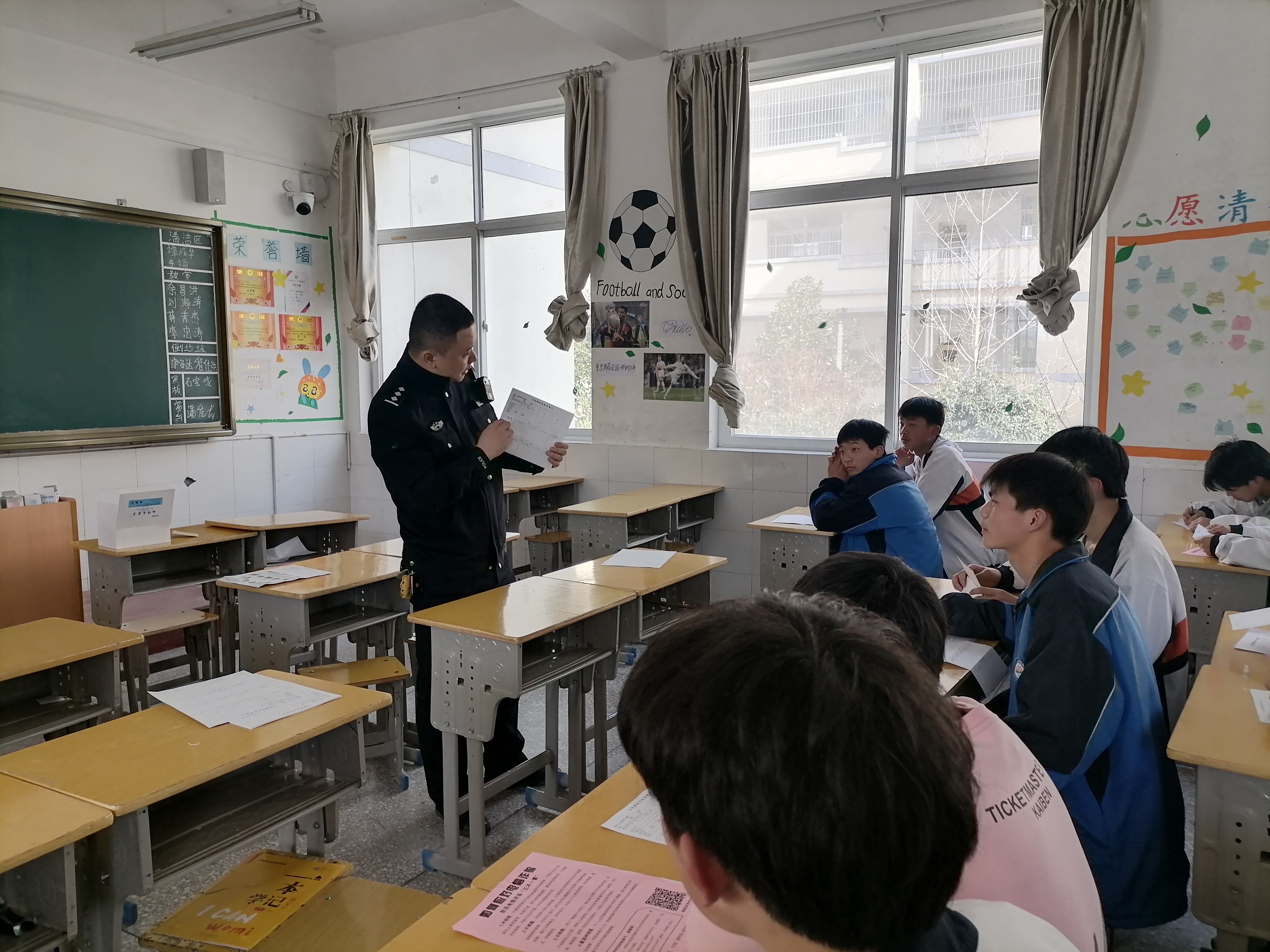 汉阴公安城关派出所到县职教中心开展法制报告会暨“反恐反邪”知识讲座