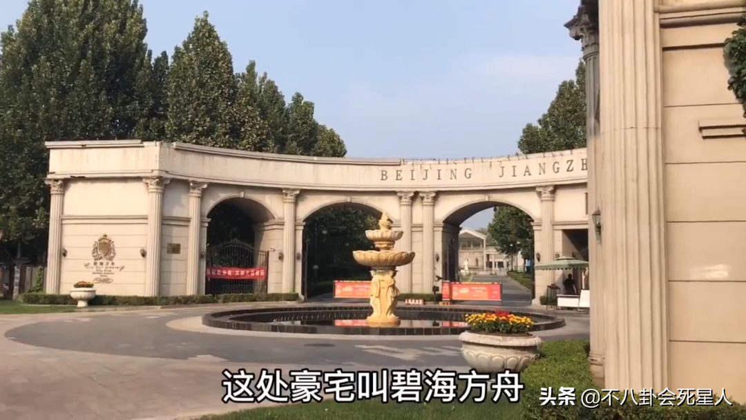 这8位内地戏骨，坐3百万豪车，住上亿四合院，个个是真富豪