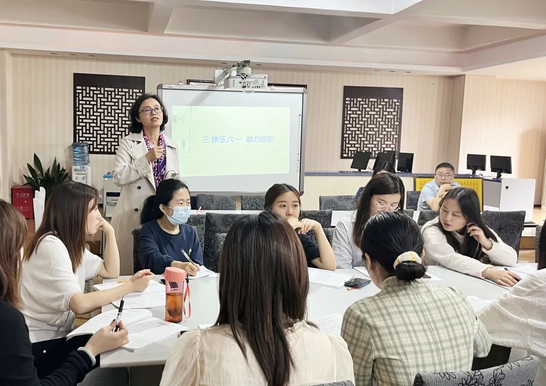 立足专业 关注“心”成长｜棠湖小学德育处召开5月份班主任例会