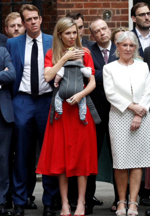 33岁第一夫人凯莉又穿红裙，抱着女儿参加老公辞职演讲，笑容灿烂