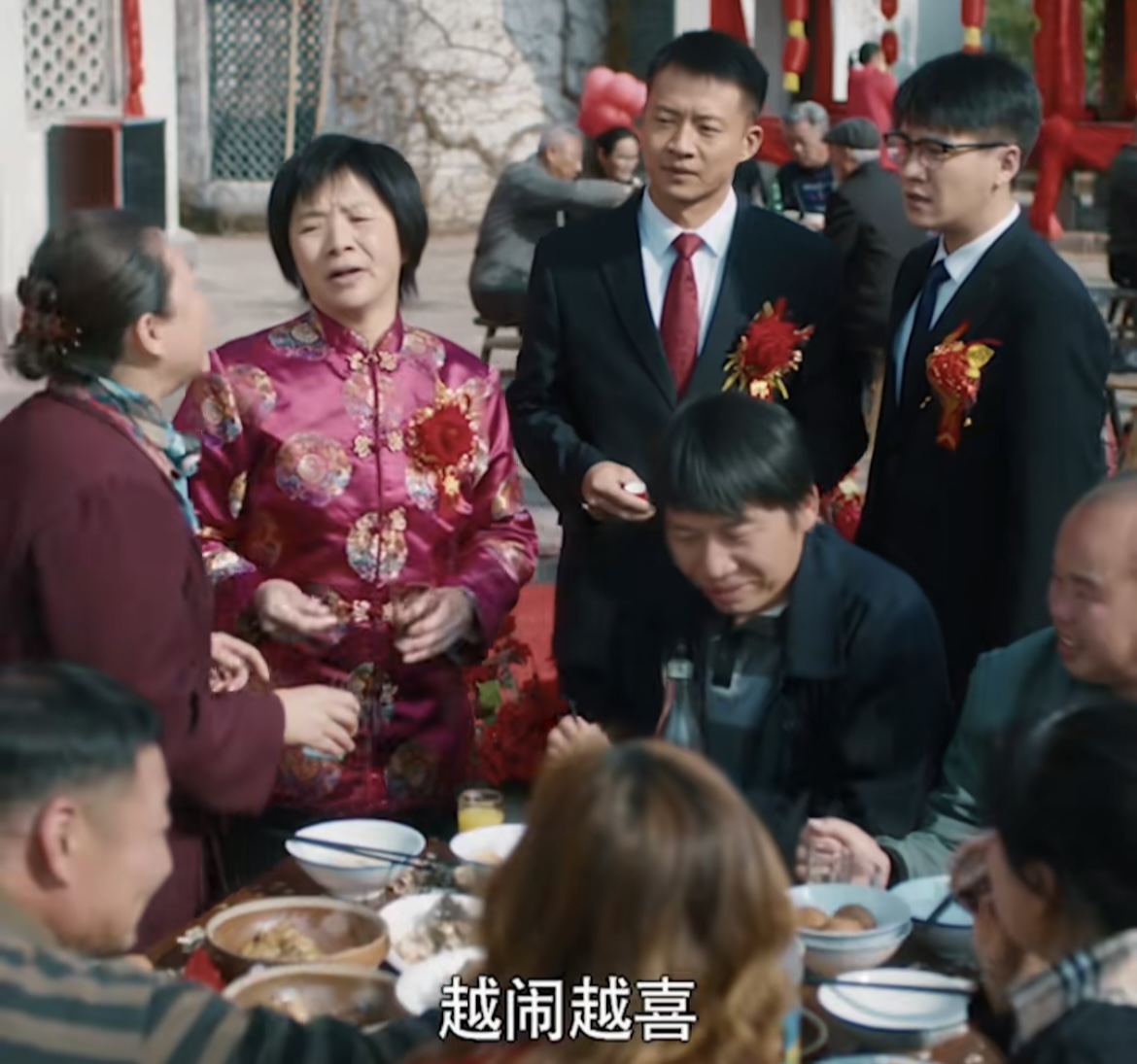 赵丽颖抄起凳子硬刚婚闹！构不构成正当防卫？恶俗婚闹是猥亵吗