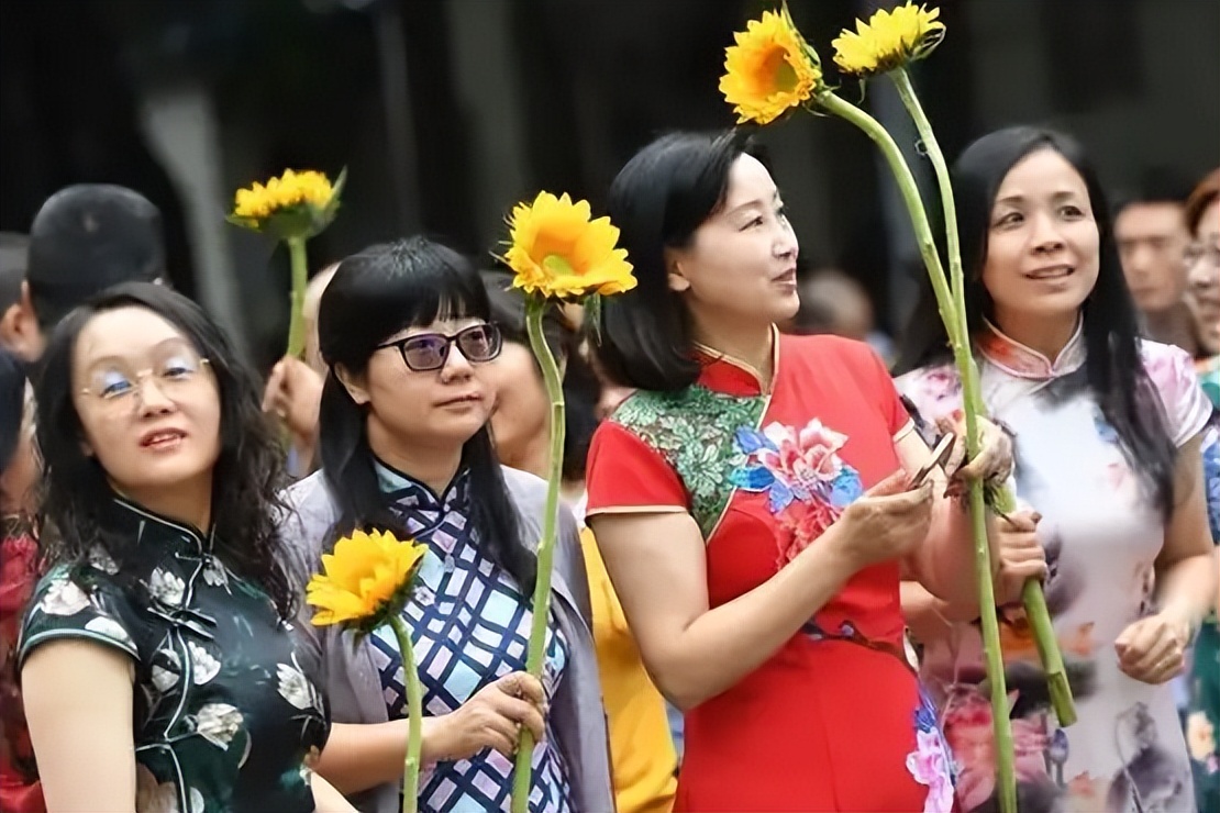 孩子高考，家长用不用准备旗袍和鲜花，老师直言不是你想的那样