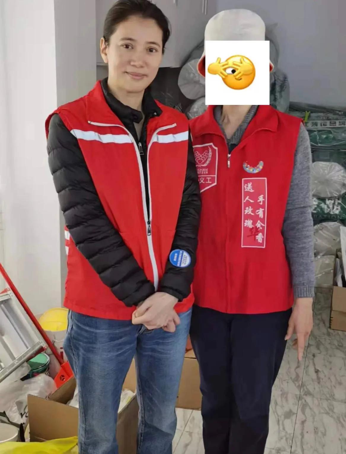 袁咏仪在街头做防疫志愿者，打扮低调朴素难掩好气质，亲和力满分