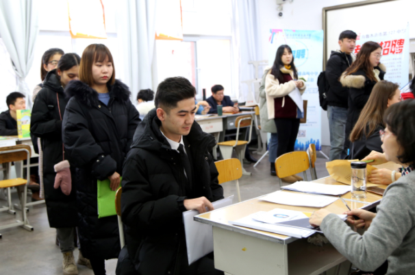 不用参加统考，也能拿教师资格证的师范生，入编的机会反而更大