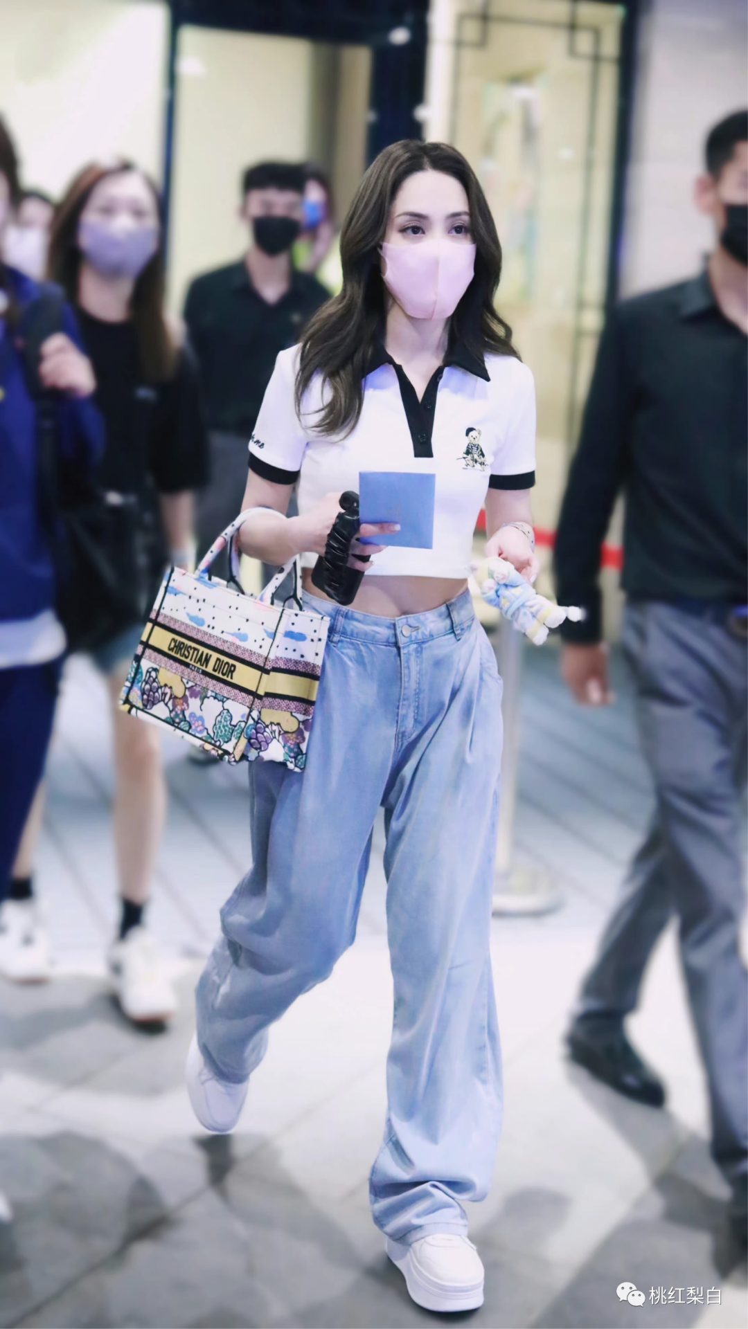 明星红黑榜：巨星范十足的郑秀文，仿佛下一秒就要开唱了