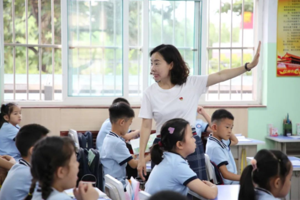 55岁“高级”教师不愿退休，想继续上岗，校长一番话让她进退两难